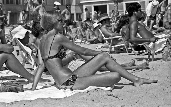 Фотография: Утомленные солнцем: жаркий летний день 1970 года на знаменитом пляже Мишен Бич №13 - BigPicture.ru