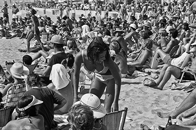 Фотография: Утомленные солнцем: жаркий летний день 1970 года на знаменитом пляже Мишен Бич №1 - BigPicture.ru