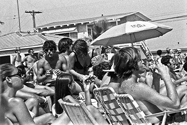 Фотография: Утомленные солнцем: жаркий летний день 1970 года на знаменитом пляже Мишен Бич №15 - BigPicture.ru