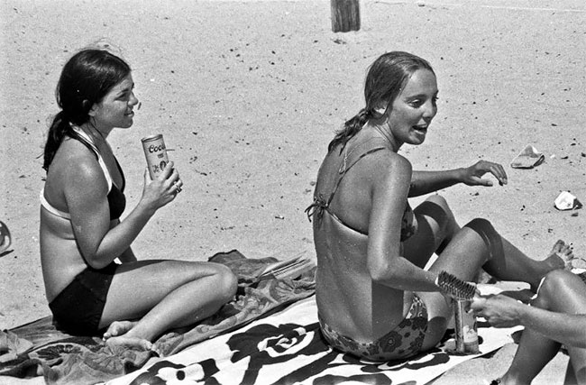 Фотография: Утомленные солнцем: жаркий летний день 1970 года на знаменитом пляже Мишен Бич №16 - BigPicture.ru