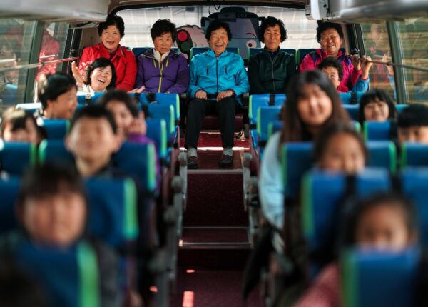 Бабушки-первоклассницы: как в южнокорейской школе старушки учатся грамоте