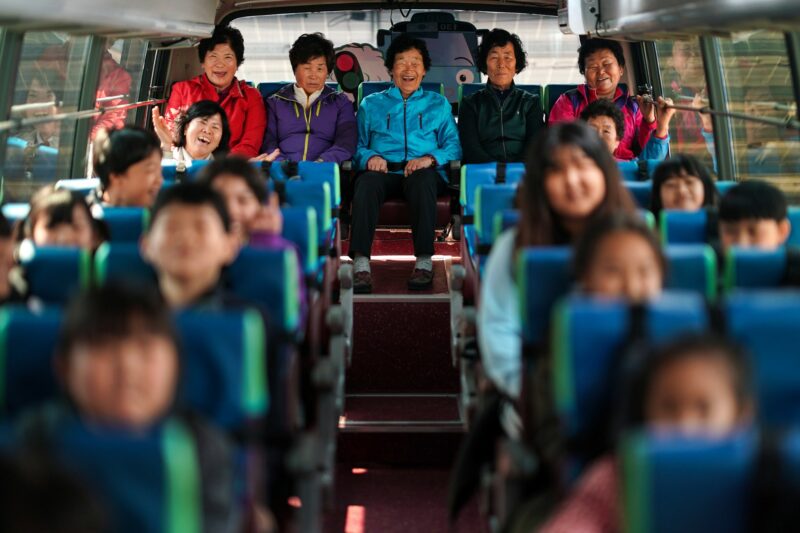 Фотография: Бабушки-первоклассницы: как в южнокорейской школе старушки учатся грамоте №1 - BigPicture.ru