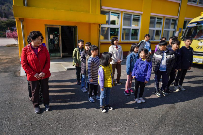 Фотография: Бабушки-первоклассницы: как в южнокорейской школе старушки учатся грамоте №4 - BigPicture.ru