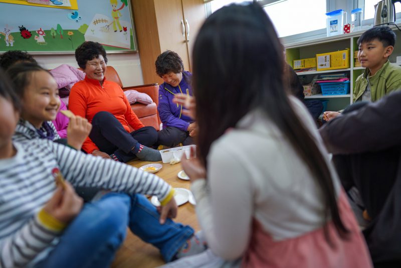 Фотография: Бабушки-первоклассницы: как в южнокорейской школе старушки учатся грамоте №10 - BigPicture.ru