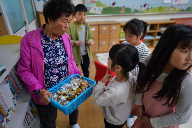 Фотография: Бабушки-первоклассницы: как в южнокорейской школе старушки учатся грамоте №5 - BigPicture.ru