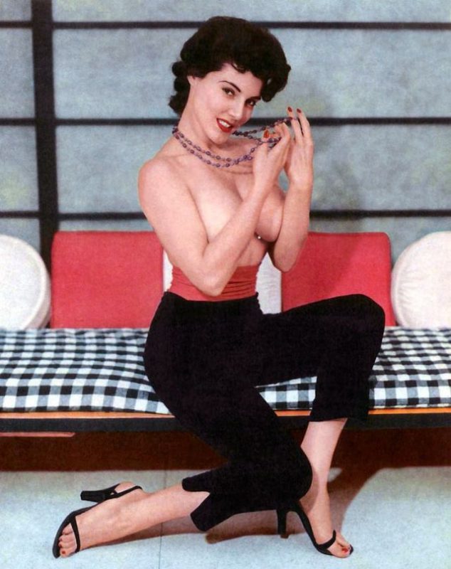 Фотография: Сексапильная красотка с разворотов Playboy 1950-х годов: пышногрудая Жан Яни №17 - BigPicture.ru