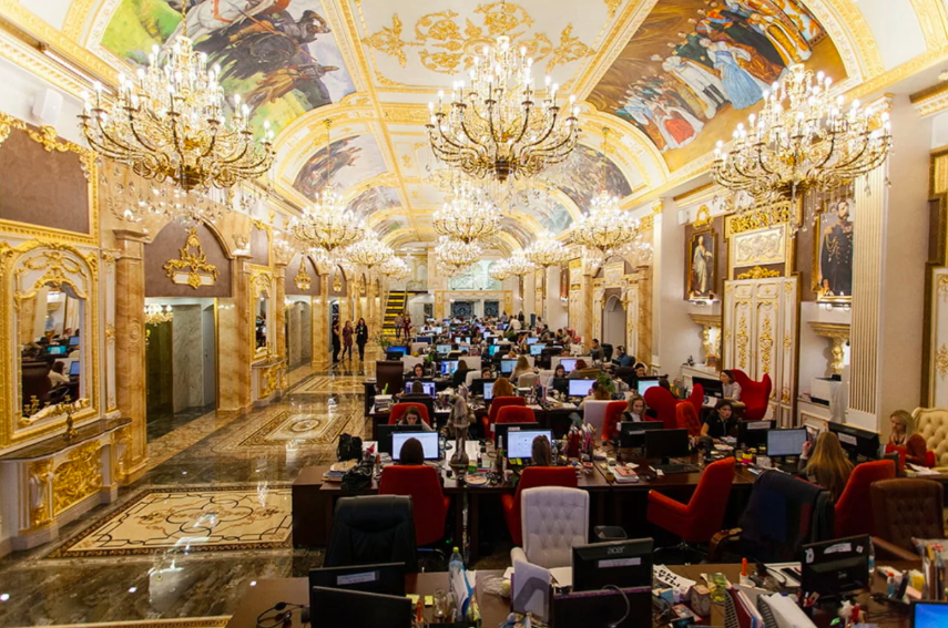 Фотография: Фото офиса екатеринбургской компании, который больше похож на дворец №1 - BigPicture.ru