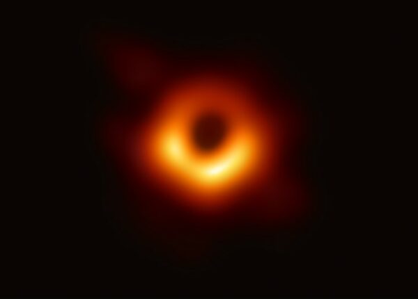 Первая фотография черной дыры: ученые представили доказательства ее существования