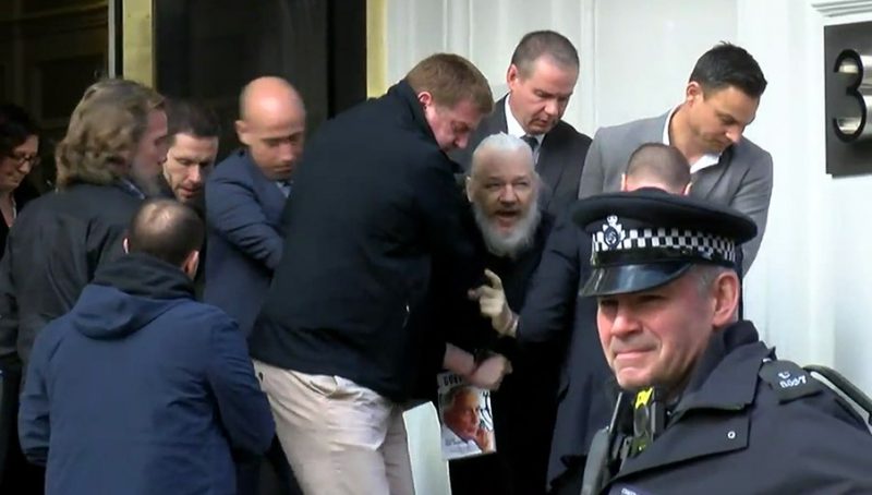 Фотография: В Лондоне задержали основателя WikiLeaks Джулиана Ассанжа №2 - BigPicture.ru