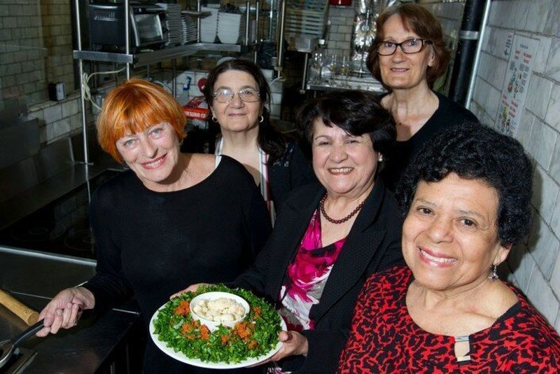 Фотография: Вкусно как у бабули: ресторан, нанял бабушек разных национальностей, чтобы готовить домашнюю еду №5 - BigPicture.ru