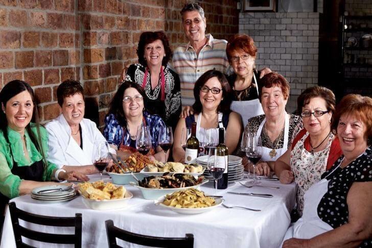 Фотография: Вкусно как у бабули: ресторан, нанял бабушек разных национальностей, чтобы готовить домашнюю еду №6 - BigPicture.ru