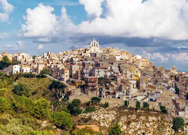 Прямо сейчас на Сицилии можно один из 100 домов всего за 1 евро