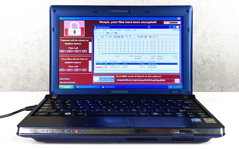 Фотография: Любишь рисковать? В США выставлен на продажу самый опасный в мире ноутбук №2 - BigPicture.ru