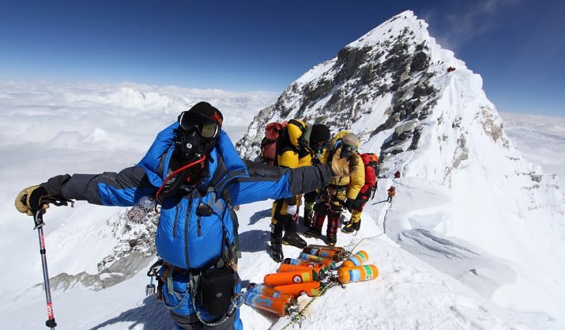 Фотография: Смерть в очереди за славой: пробки теперь и на Эвересте №2 - BigPicture.ru