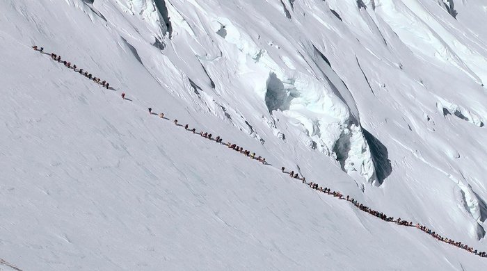 Фотография: Смерть в очереди за славой: пробки теперь и на Эвересте №3 - BigPicture.ru