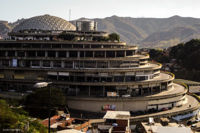 В Венесуэле торговый центр превратили в защищенную тюрьму. Фото