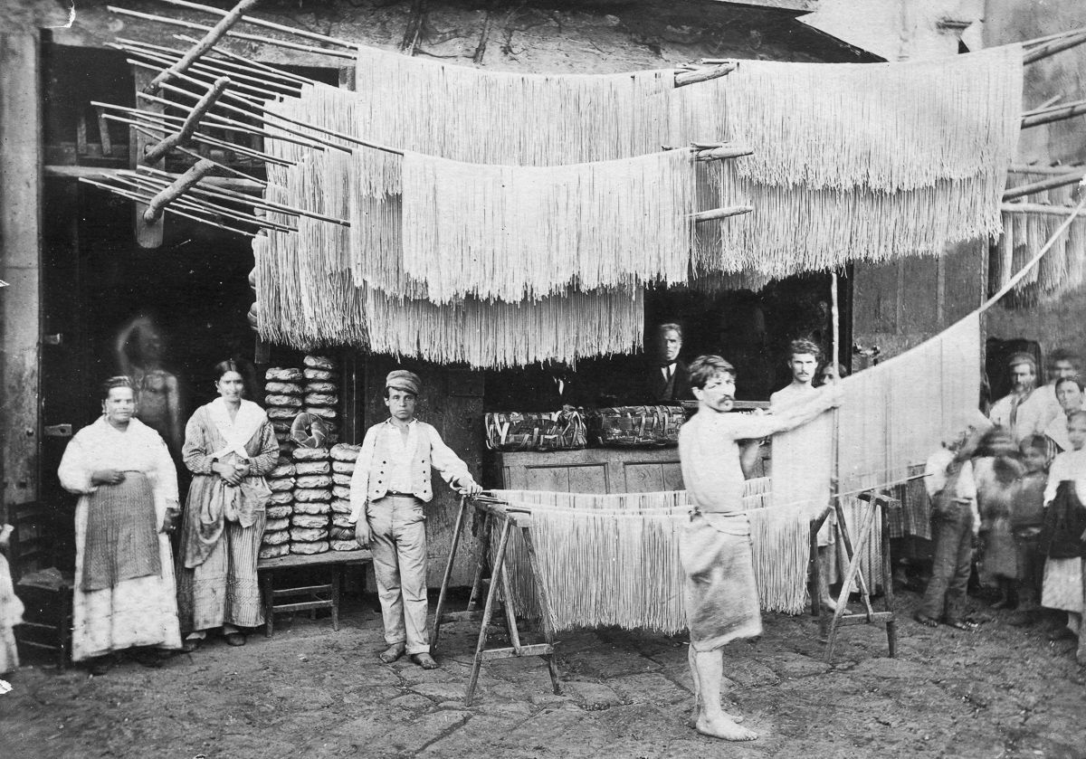 Фотография: Когда лапшу вешали: производство спагетти в начале XX века №1 - BigPicture.ru