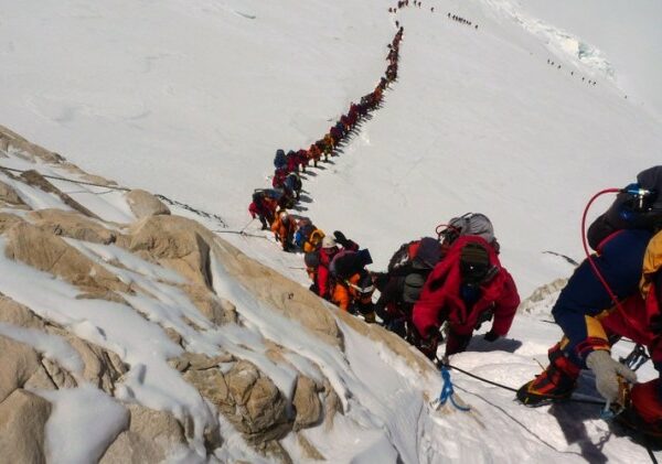 Смерть в очереди за славой: пробки теперь и на Эвересте