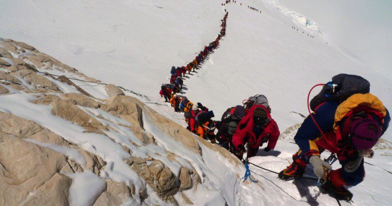 Фотография: Смерть в очереди за славой: пробки теперь и на Эвересте №1 - BigPicture.ru
