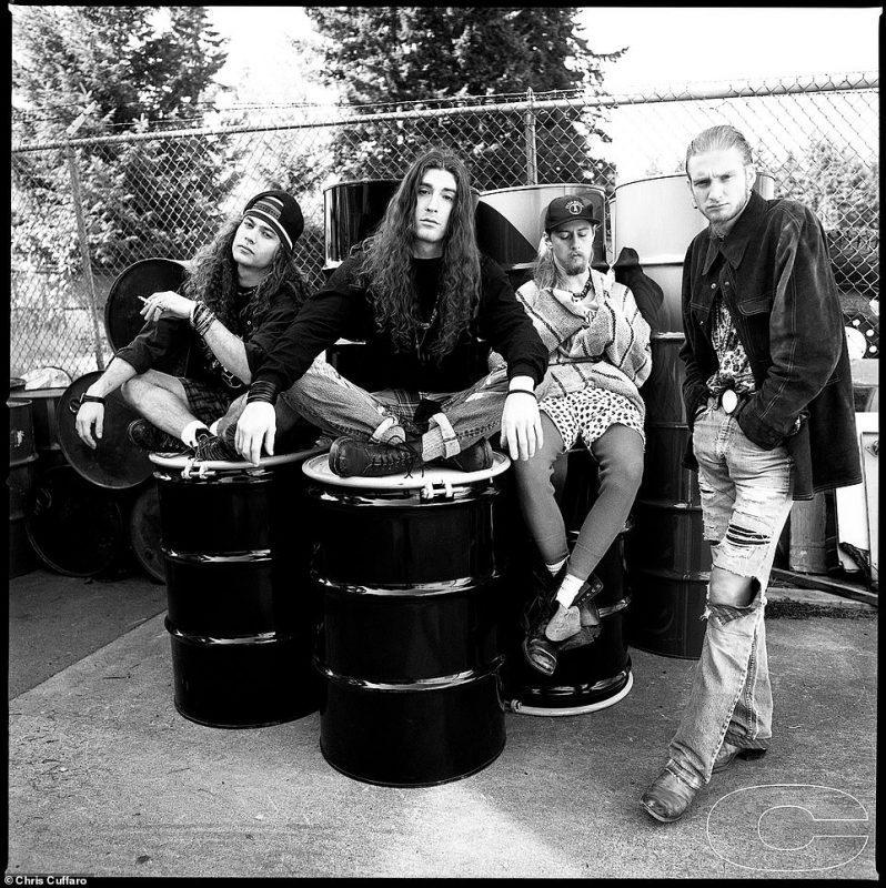 Фотография: Последняя рок-революция: редкие фото культовых гранж-групп 90-х от Криса Куффаро №11 - BigPicture.ru