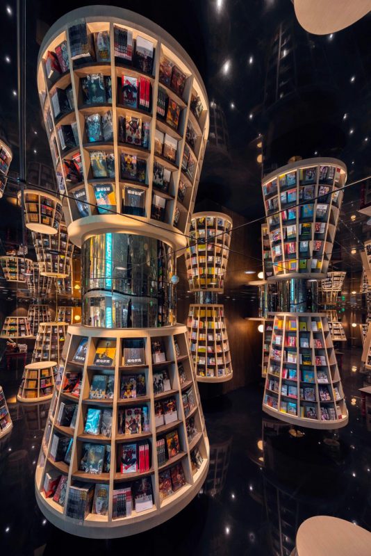 Фотография: Зеркальные потолки превратили китайский книжный магазин в сказочные лабиринты №6 - BigPicture.ru