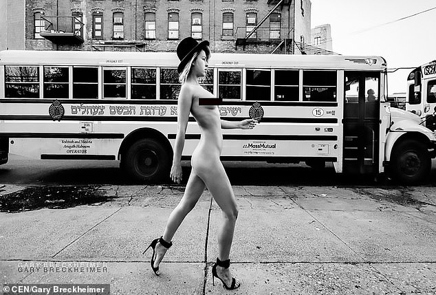 Фотография: Модель Playboy изгнали из района евреев-ортодоксов в Нью-Йорке за прогулку голышом №6 - BigPicture.ru