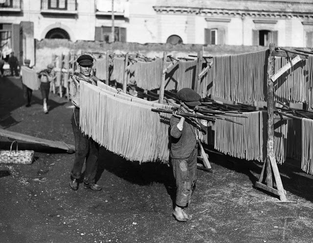 Фотография: Когда лапшу вешали: производство спагетти в начале XX века №2 - BigPicture.ru