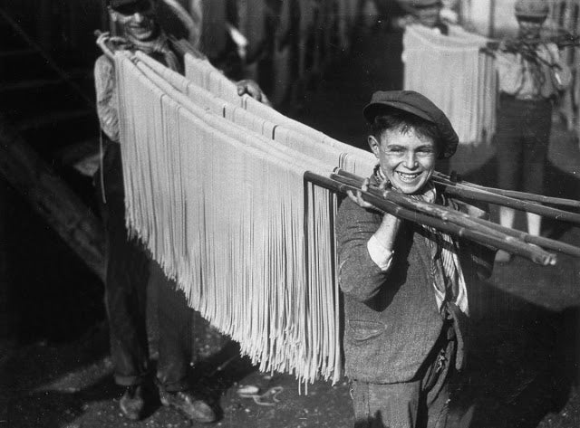 Фотография: Когда лапшу вешали: производство спагетти в начале XX века №5 - BigPicture.ru