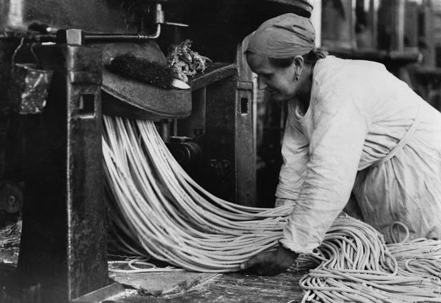 Фотография: Когда лапшу вешали: производство спагетти в начале XX века №9 - BigPicture.ru