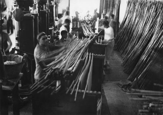 Фотография: Когда лапшу вешали: производство спагетти в начале XX века №10 - BigPicture.ru