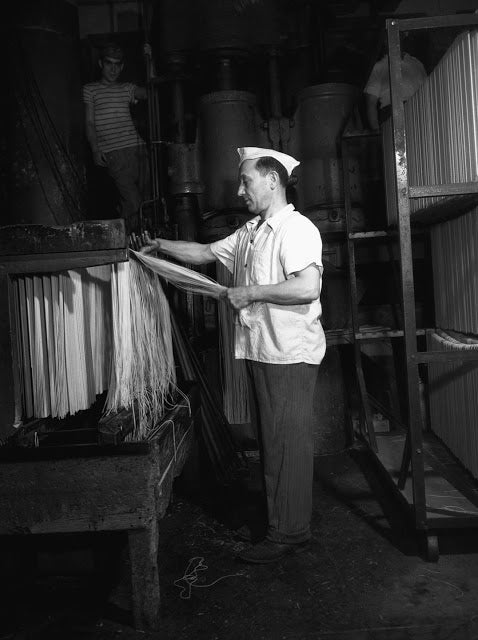 Фотография: Когда лапшу вешали: производство спагетти в начале XX века №15 - BigPicture.ru