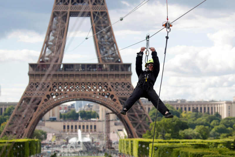 Фотография: С ветерком: в Париже можно прокататься на зиплайне с Эйфелевой башни №1 - BigPicture.ru