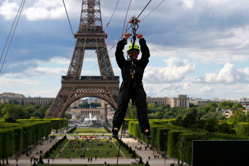 Фотография: С ветерком: в Париже можно прокататься на зиплайне с Эйфелевой башни №2 - BigPicture.ru