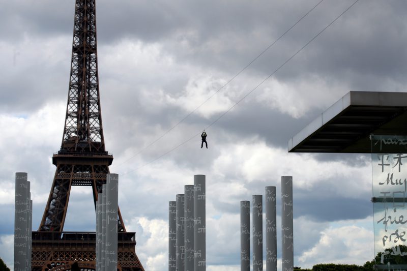 Фотография: С ветерком: в Париже можно прокататься на зиплайне с Эйфелевой башни №3 - BigPicture.ru