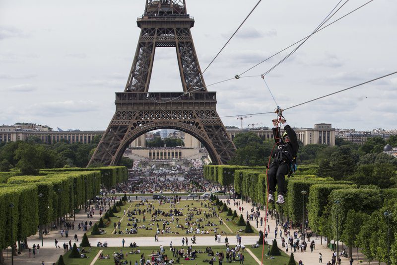 Фотография: С ветерком: в Париже можно прокататься на зиплайне с Эйфелевой башни №4 - BigPicture.ru