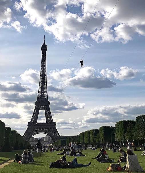 Фотография: С ветерком: в Париже можно прокататься на зиплайне с Эйфелевой башни №6 - BigPicture.ru