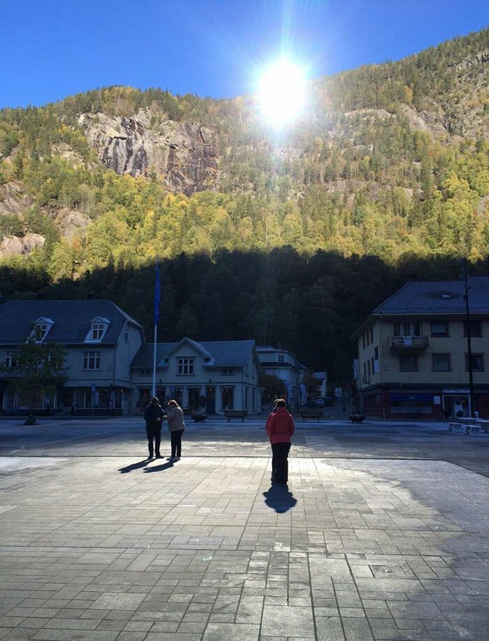 Фотография: Как жители норвежского города вернули солнце №4 - BigPicture.ru
