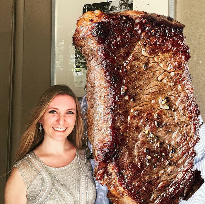 Фотография: Просто кусок мяса: как девушка заменила бывшего на стейк №2 - BigPicture.ru
