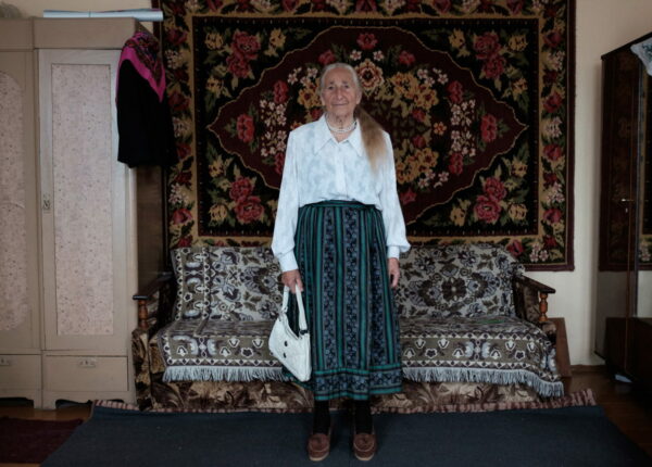 Вера и мода: трогательная история 91-летней бабушки через содержимое платяного шкафа
