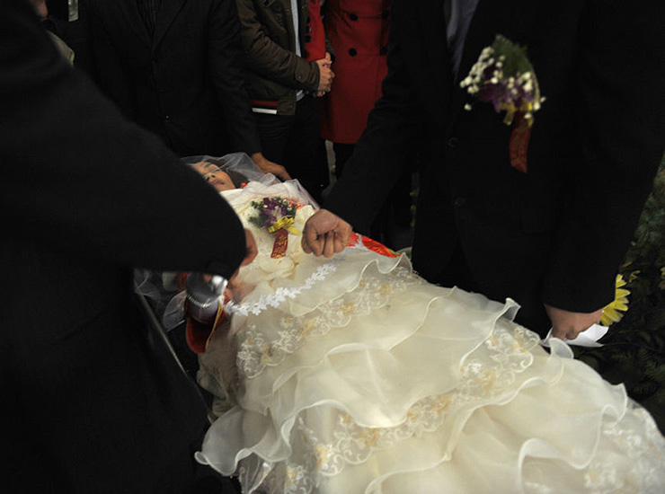 Китайские «свадьбы призраков»: сколько стоит невеста для покойника?