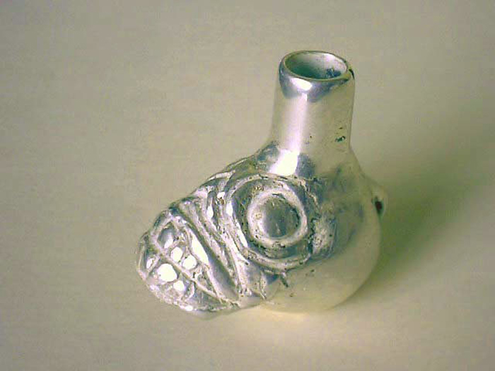 Серебряная копия ацтекского свистка, принадлежащая Роберто Веласкесу