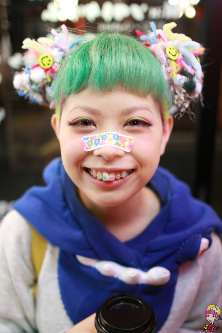 Фотография: Зачем девушки надевают пластырь на нос, что такое макияж Teen и почему это считается модным? №4 - BigPicture.ru