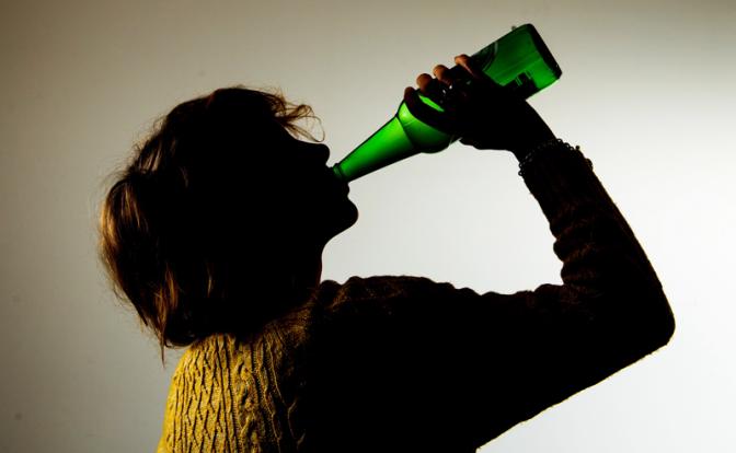9 признаков того, что близкий вам человек — алкоголик