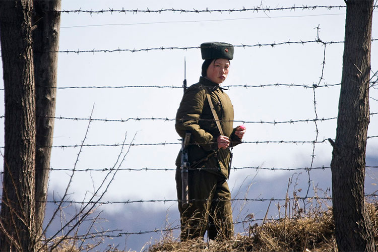 Фотография: 15 проступков, за которые в Северной Корее положены тюрьма или смертная казнь №9 - BigPicture.ru