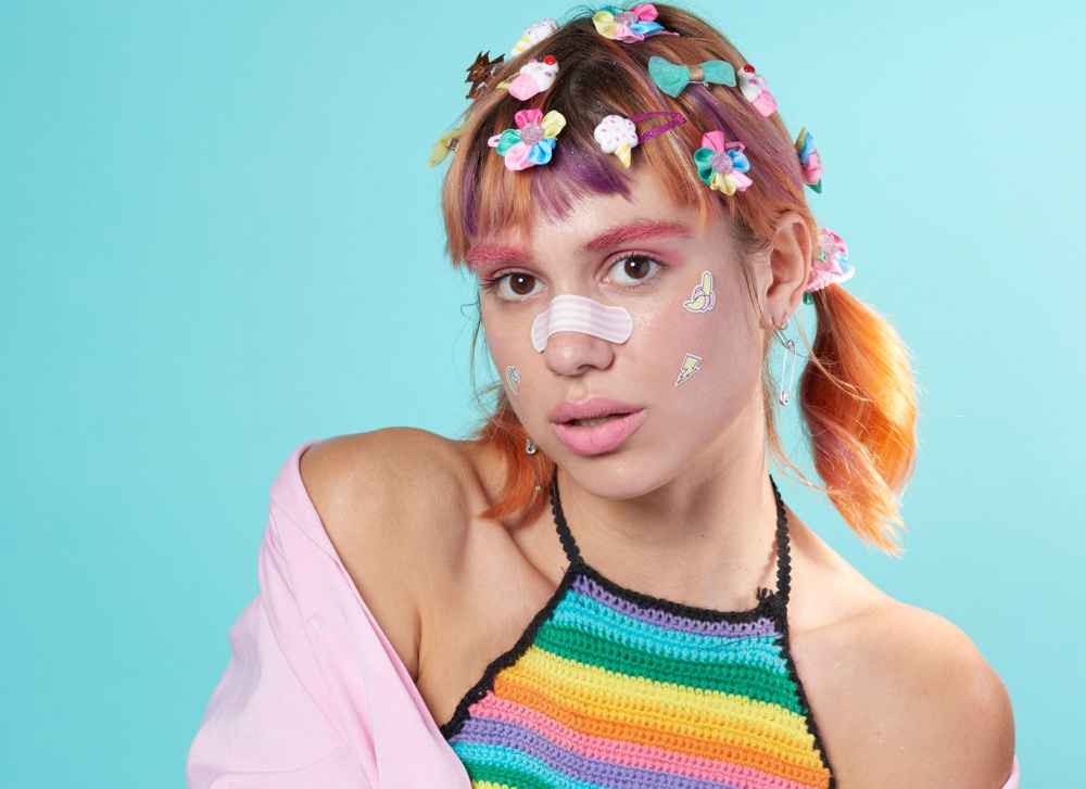 Фотография: Зачем девушки надевают пластырь на нос, что такое макияж Teen и почему это считается модным? №1 - BigPicture.ru