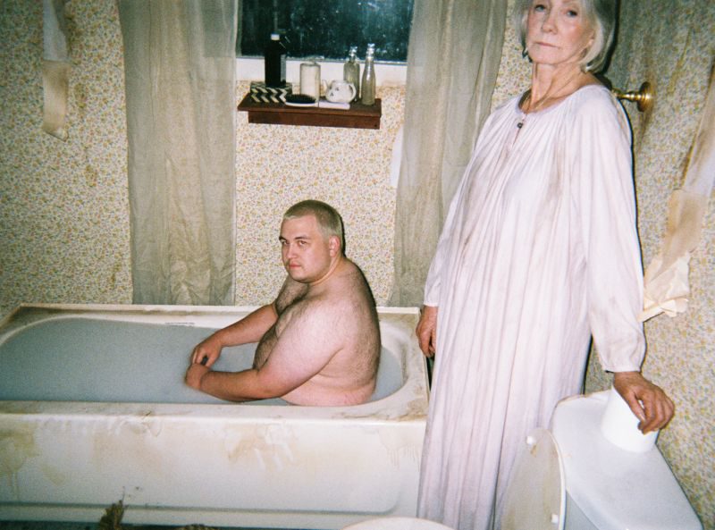 Голая женщина купается в ванной