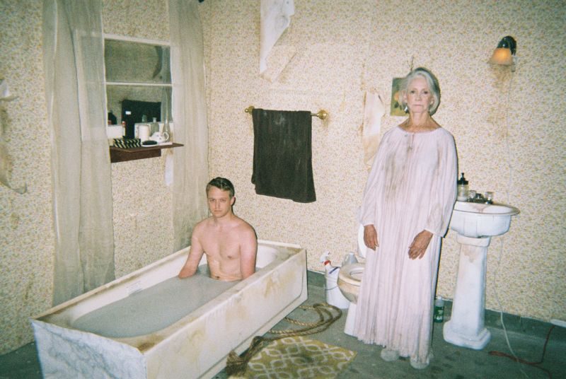 Фотография: Молочные ванны под присмотром бабули. Кто эти люди и почему они это делают? №8 - BigPicture.ru