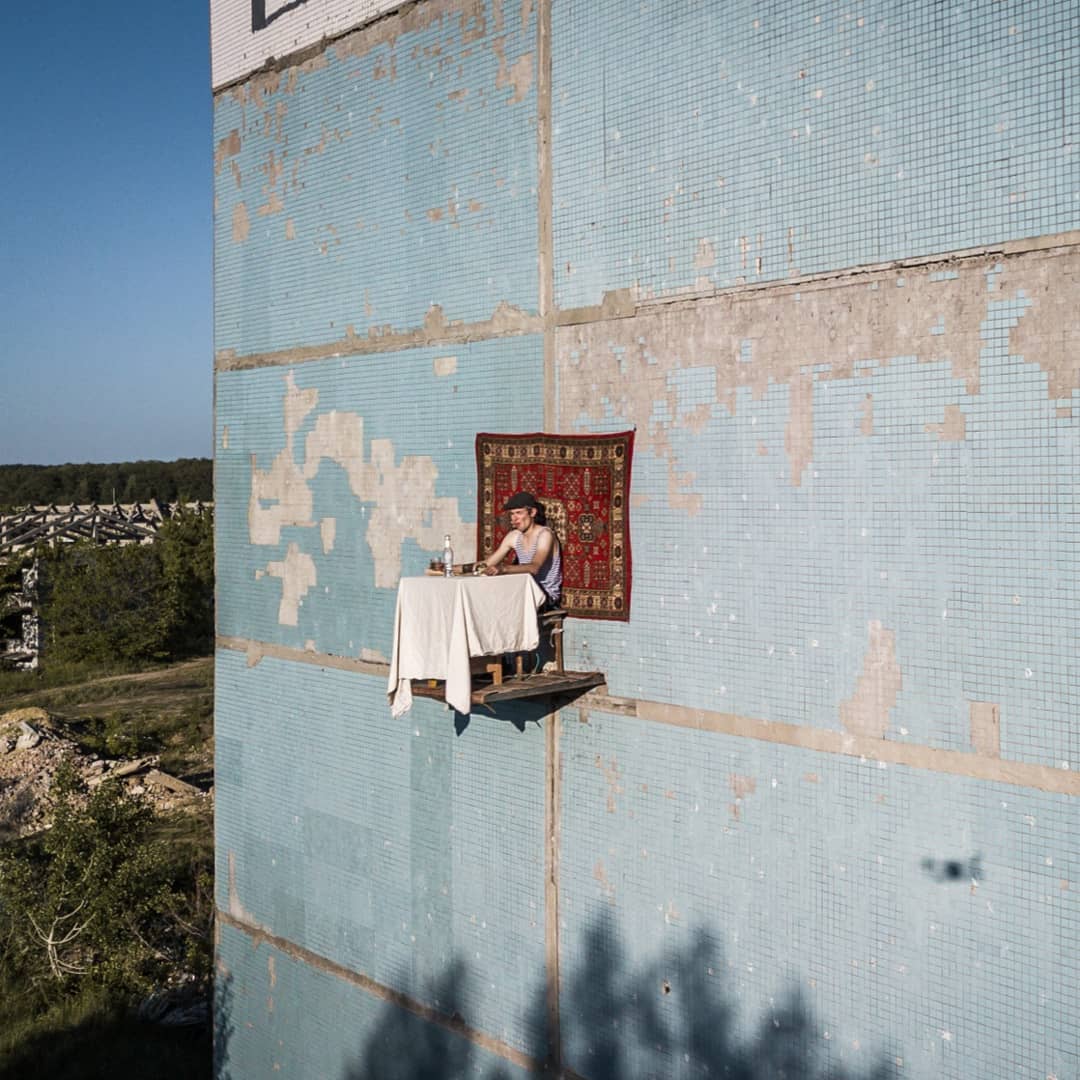 Фотография: Самарский художник выпил и закусил на четвертом этаже заброшенной панельки №4 - BigPicture.ru