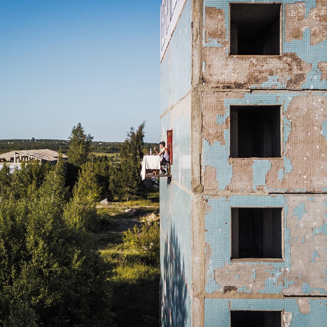 Фотография: Самарский художник выпил и закусил на четвертом этаже заброшенной панельки №8 - BigPicture.ru