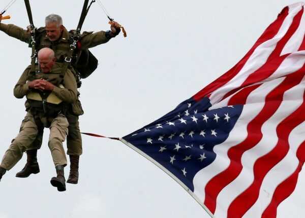 97-летний ветеран отметил годовщину Нормандской высадки прыжком с парашютом